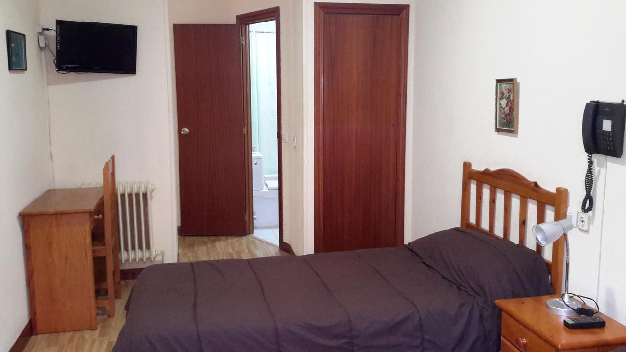 Hostal Rio Parana Madrid Exteriör bild